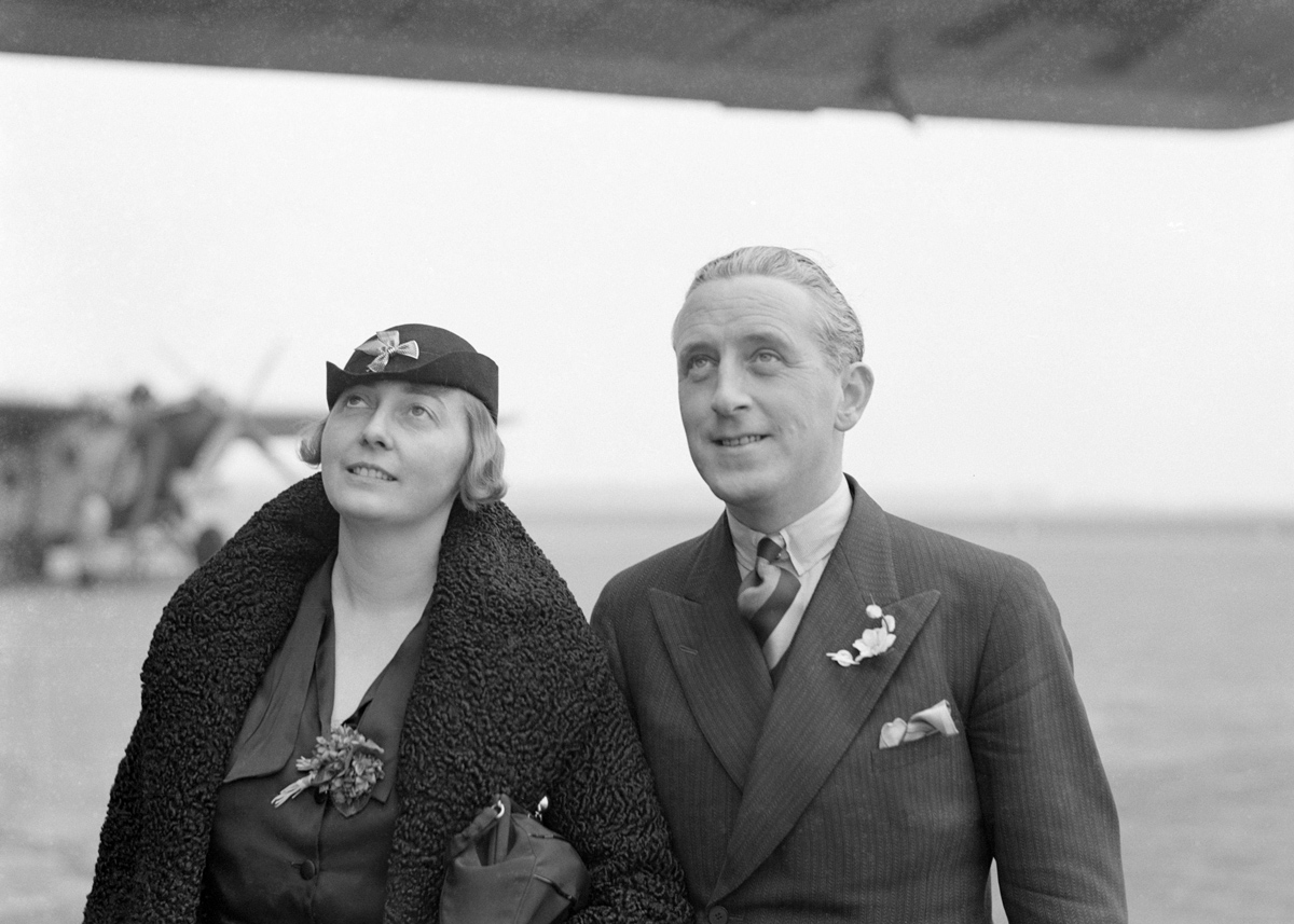 German aviatrix and passenger on the KLM 'Uiver' DC-2, Thea Rasche and KLM manager for Germany, Harry Laponder 