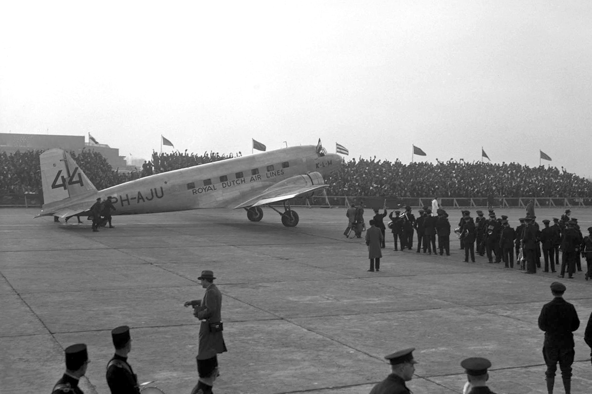  Crowds at Waalhaven Airport to see the KLM 'Uiver' DC-2 depart the Netherlands 