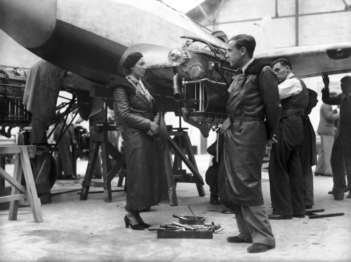  Amy Mollison (Johnson) and Jim Mollison with their de Havilland DH.88 'Black Magic' under construction at Hatfield aerodrome 