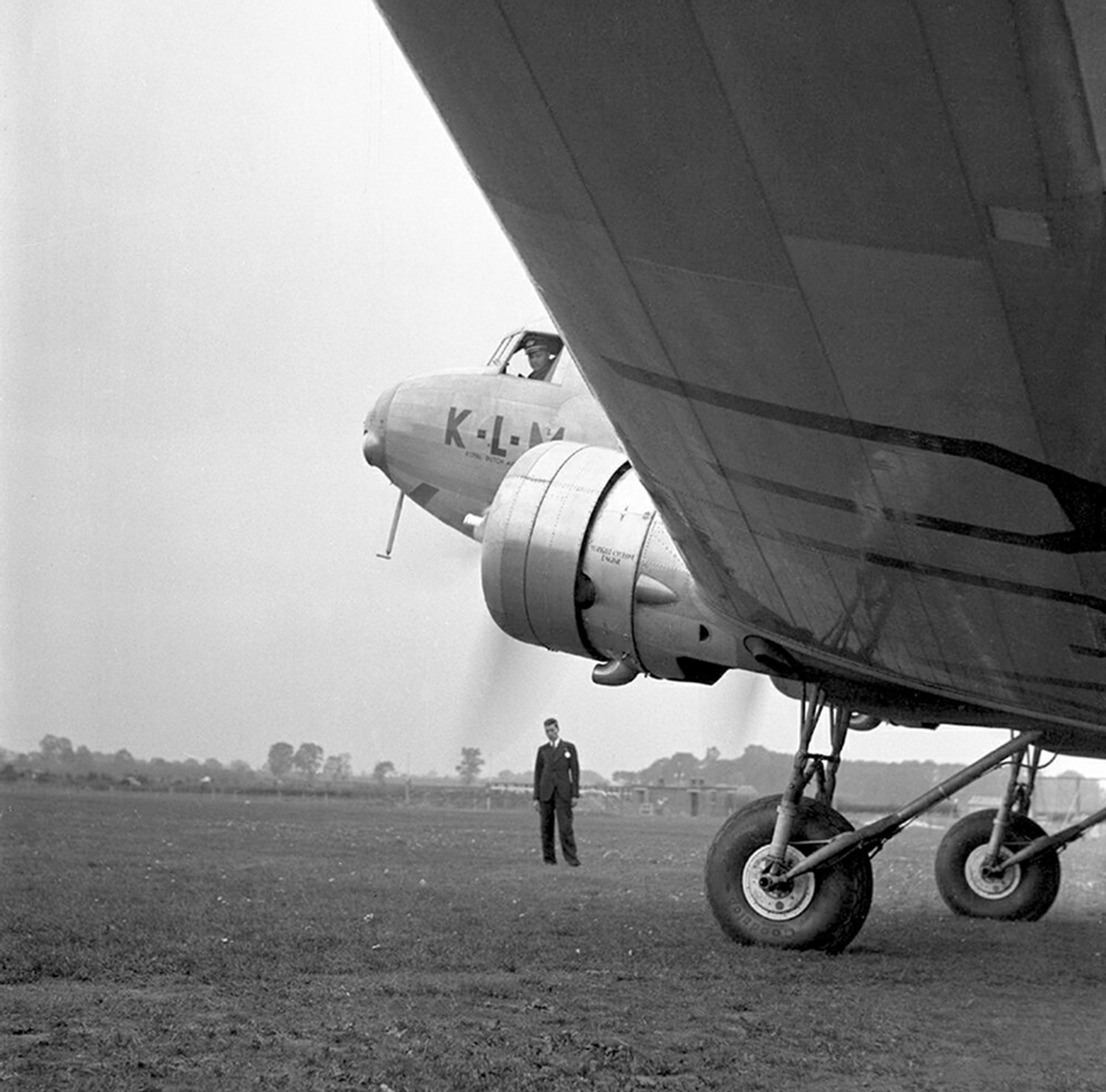  The KLM 'Uiver' DC-2 on the starting line at Mildenhall 