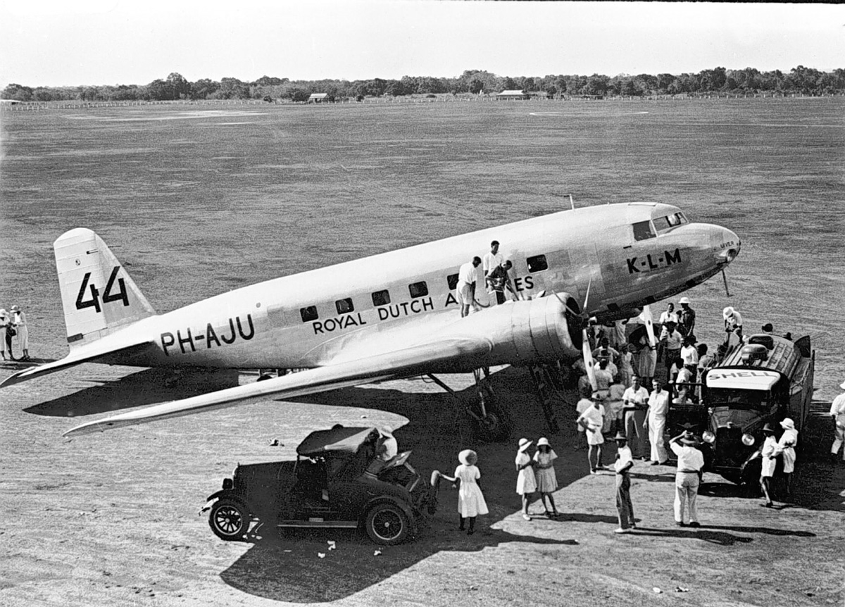  The KLM 'Uiver' DC-2 refuelling at Darwin (Northern Territory Library) 