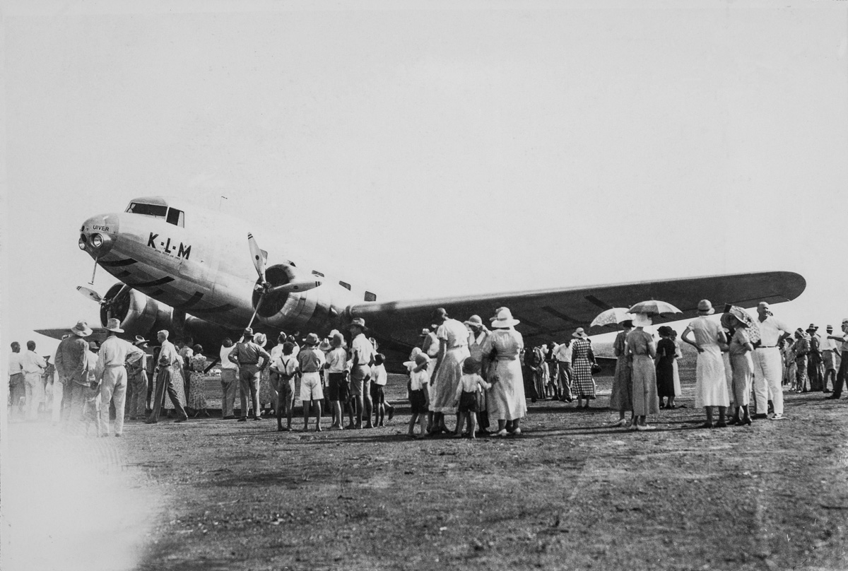  The KLM 'Uiver' DC-2 being inspected by Darwin locals (Northern Territory Library) 