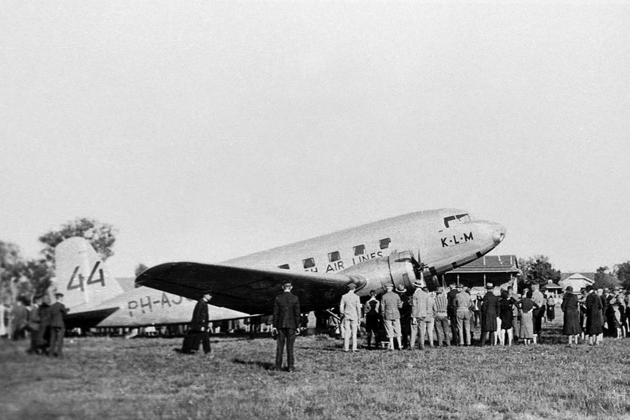  KLM 'Uiver' DC-2 bogged at Albury Racecourse 