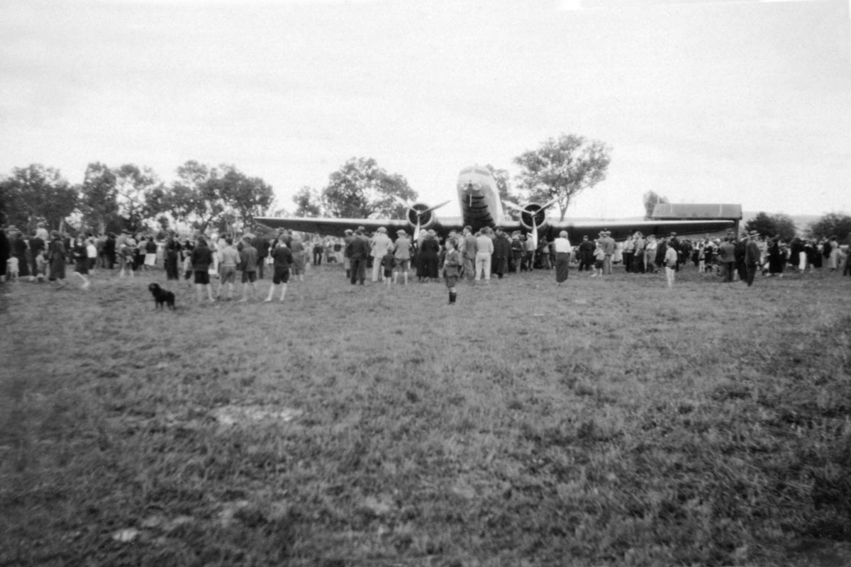  Albury locals inspecting the KLM 'Uiver' DC-2 at Albury Racecourse (ARM-11.190.06) 