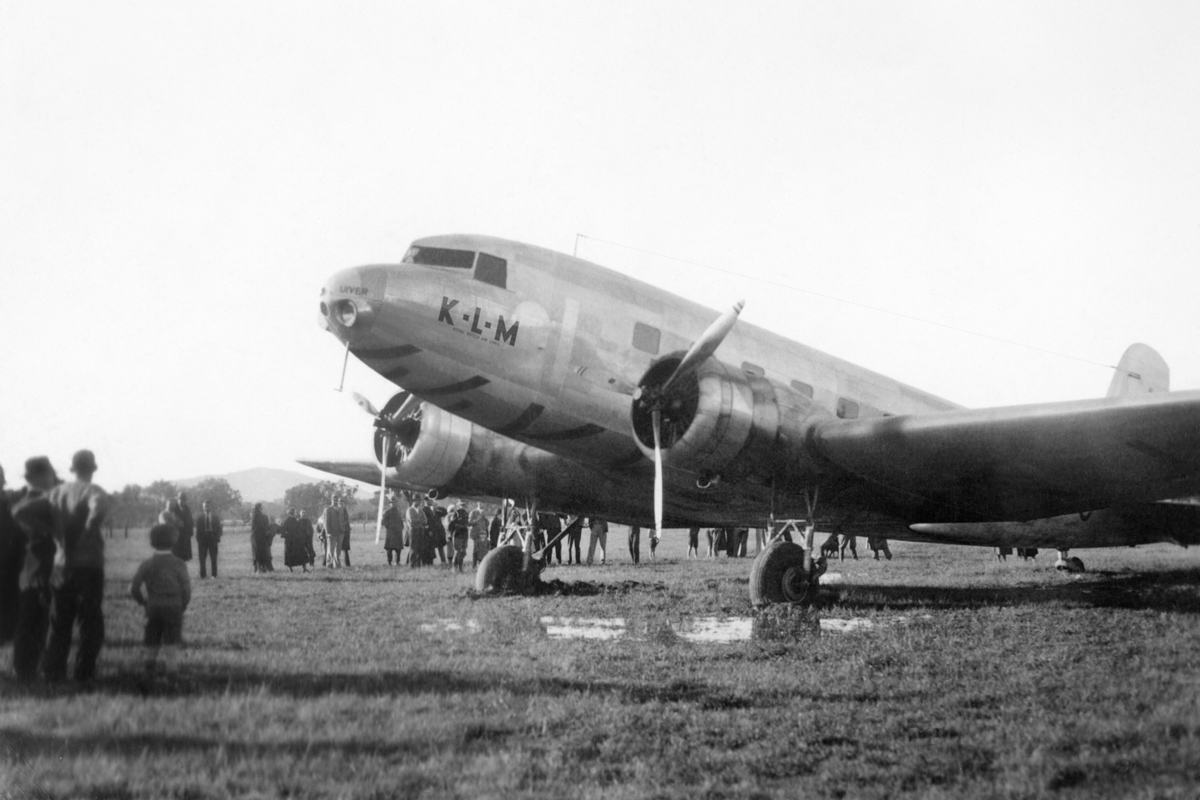  KLM 'Uiver' DC-2 bogged on Albury Racecourse (Noel Jackling Collection) 