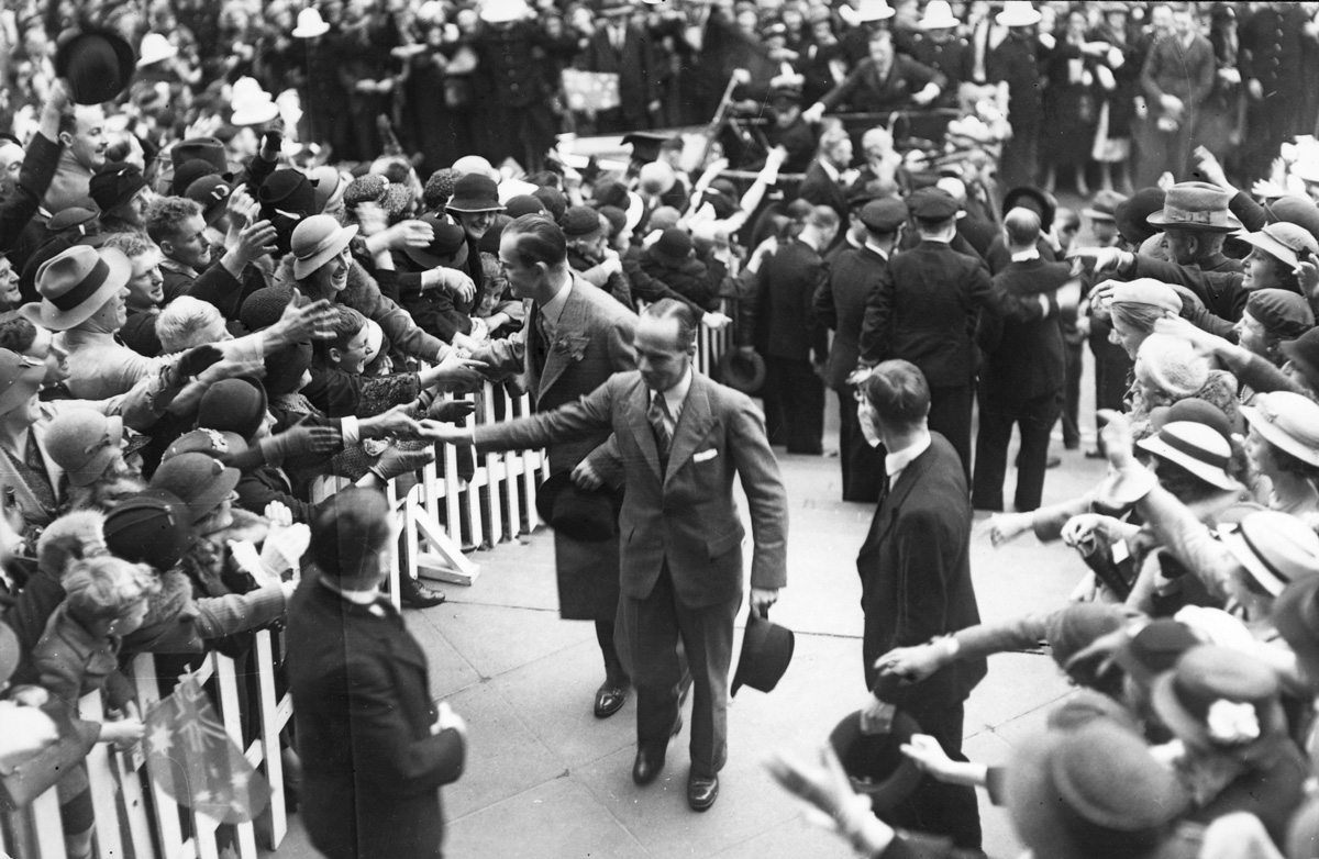  Crowds greet Scott and Campbell Black in Melbourne (State Library ViC) 