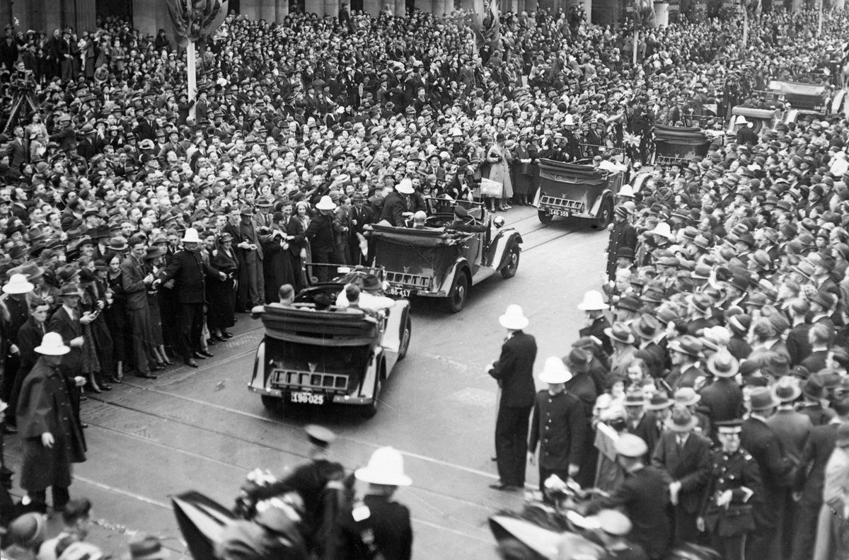  Huge crowds gathered to see the race competitors in Melbourne (State Library ViC) 