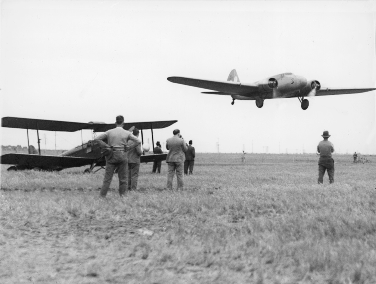  The Boeing 247D 'Warner Bros Comet' landing at Laverton (State Library VIC) 