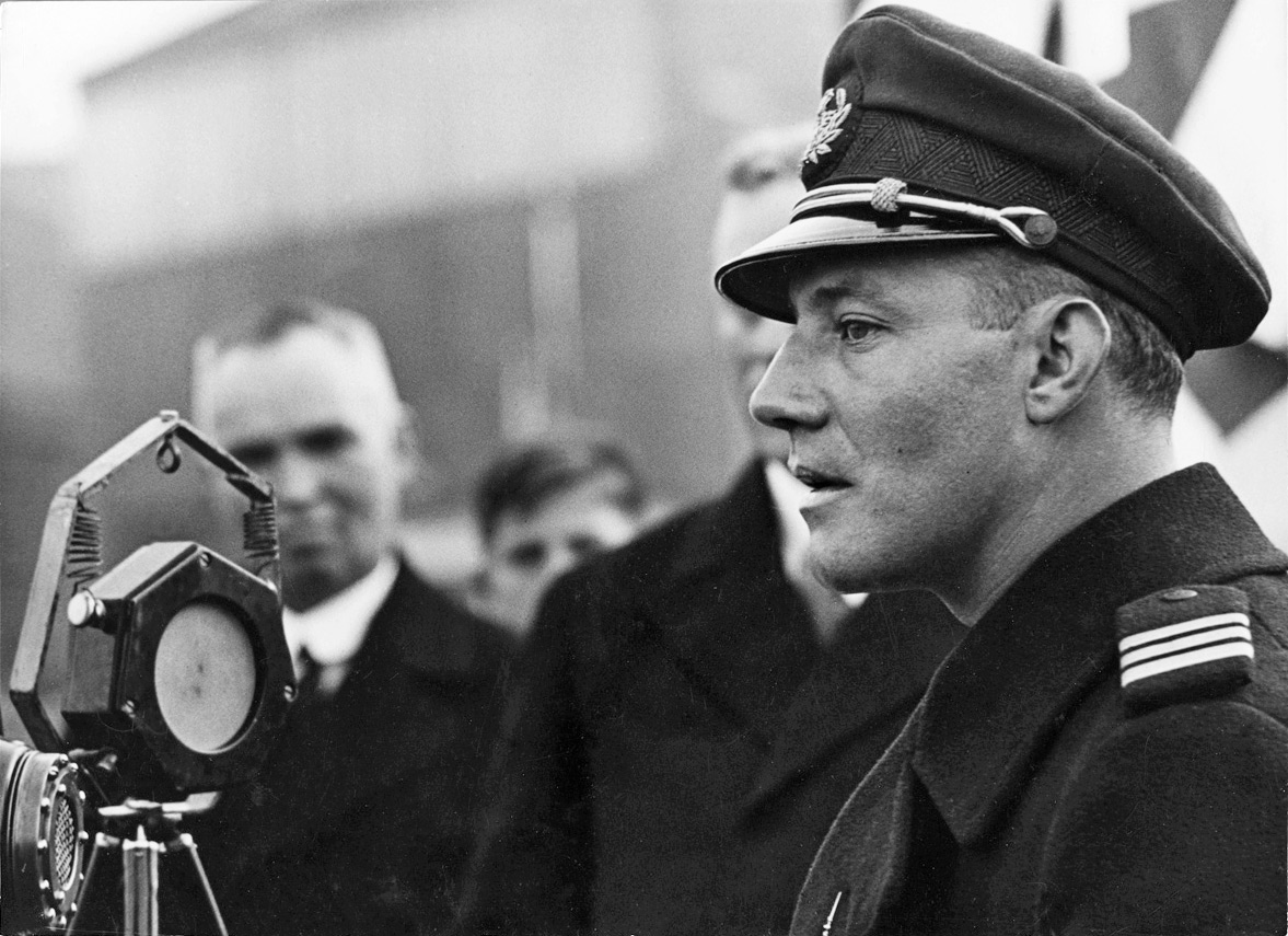  Captain Koene Parmentier addressing the crowd at Schiphol Airport, Amsterdam 