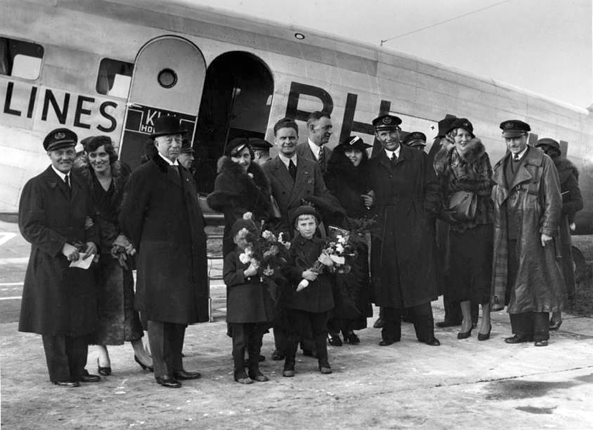  The KLM 'Uiver' DC-2 crew being met by their families and officials in the Netherlands (nederlands foto museum) 