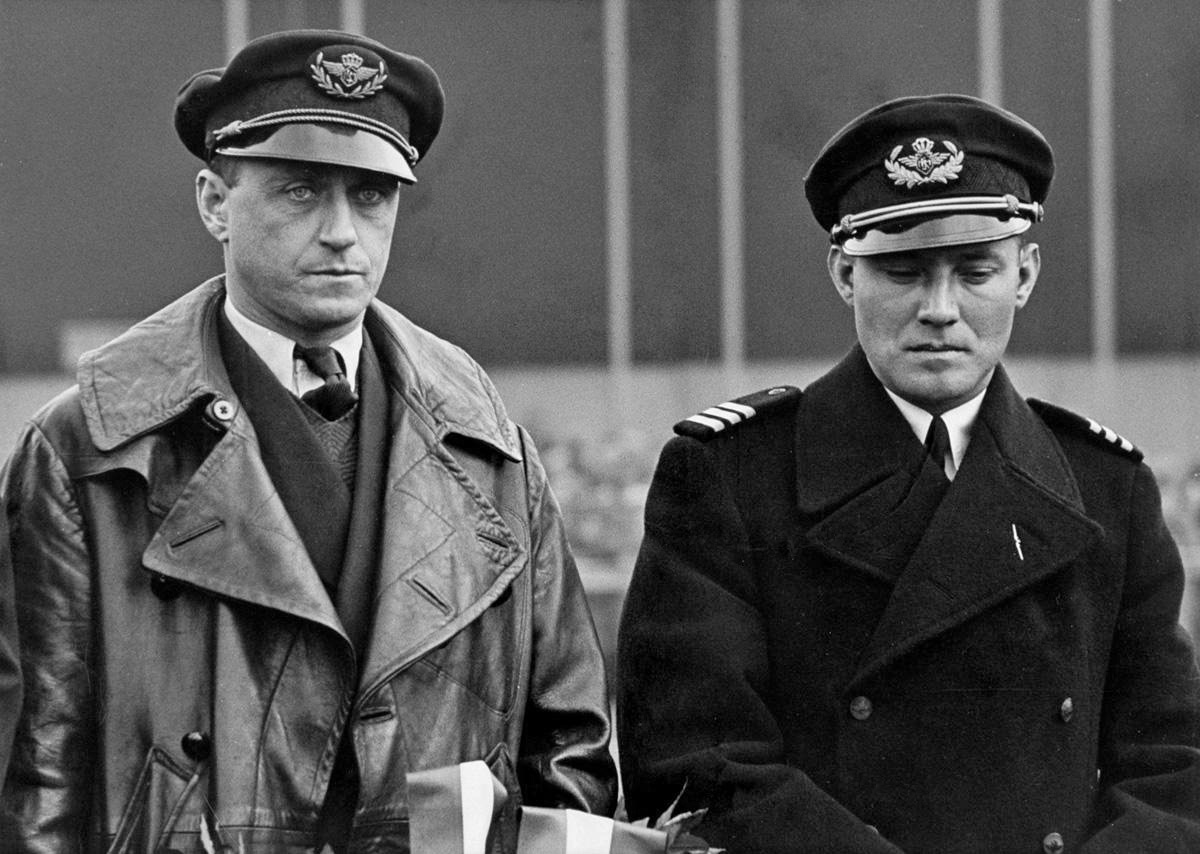  KLM pilots Jan Moll and Koene Parmentier at the welcome ceremony in the Netherlands 