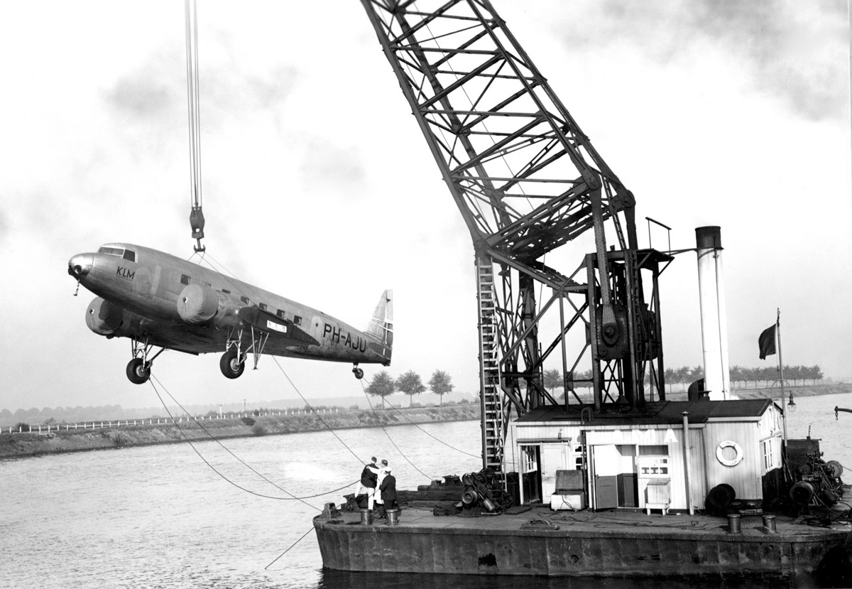  DC-2 (PH-AJU) fuselage being unloaded at Waalhaven Dock (Rotterdam) 