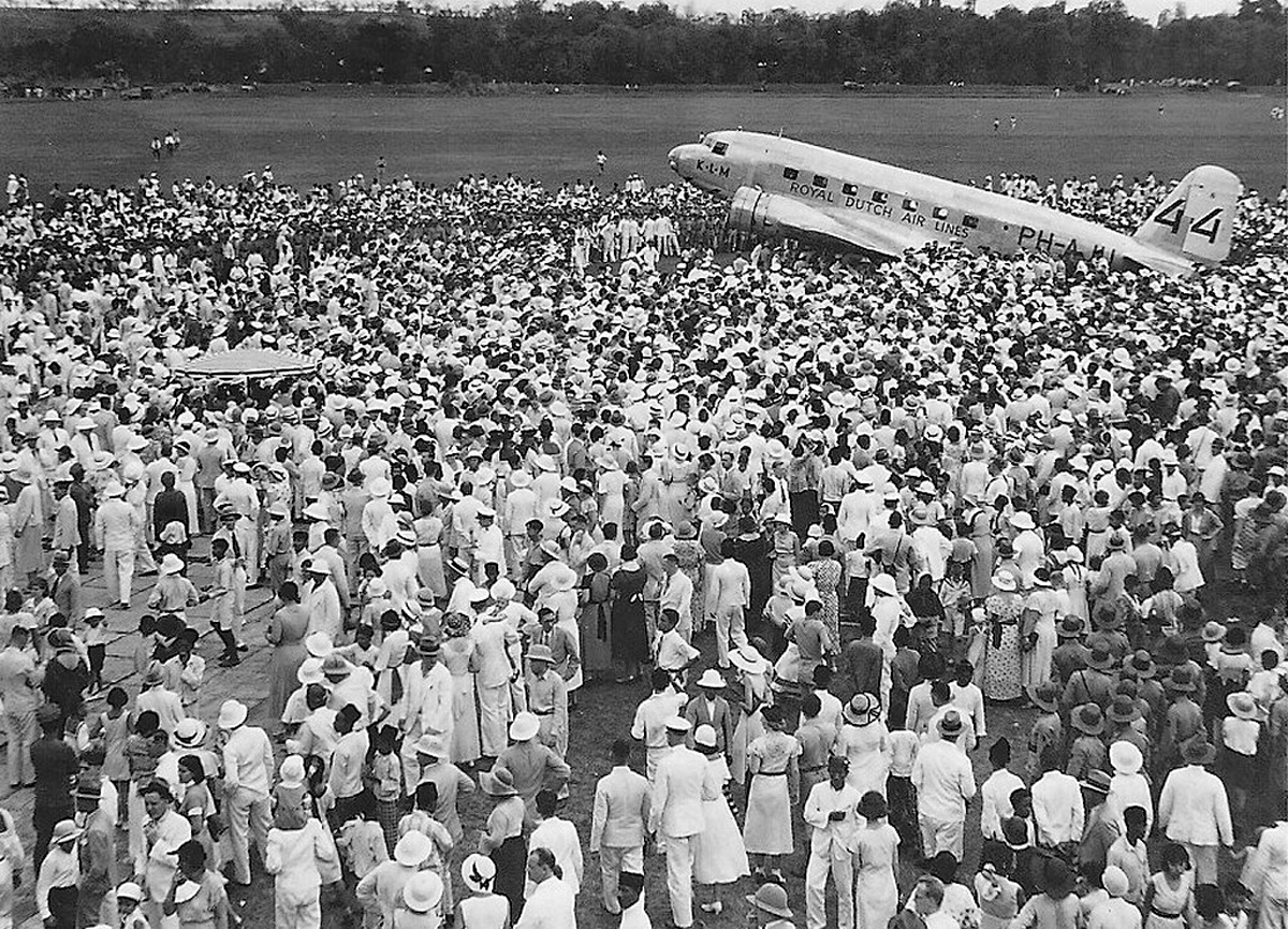  Huge crowds meet the KLM 'Uiver' DC-2 at Surabaya, Java 