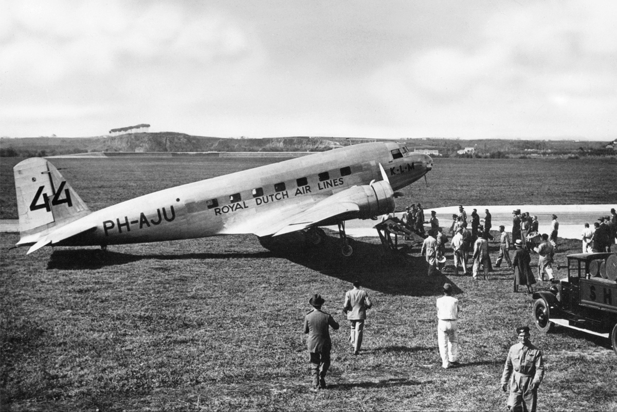  The KLM 'Uiver' DC-2 refuelling at Rome 
