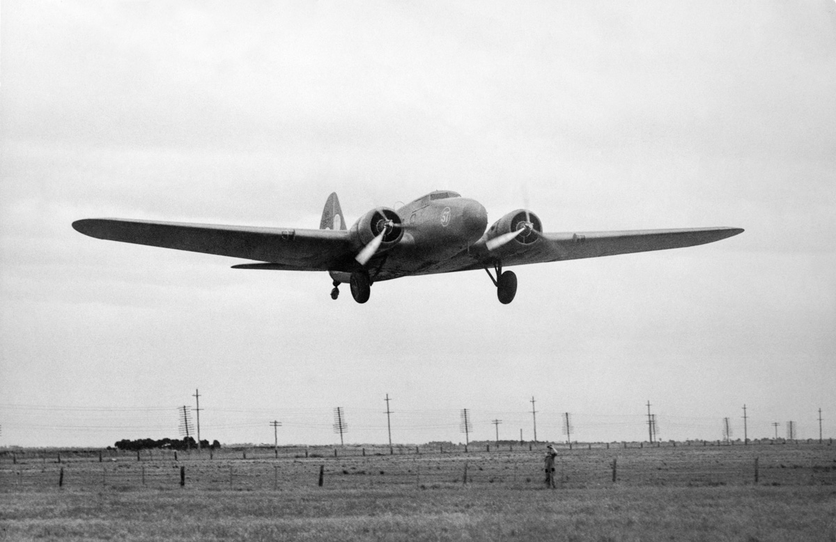  The Boeing 247D 'Warner Bros Comet' landing at Laverton (State Library VIC) 