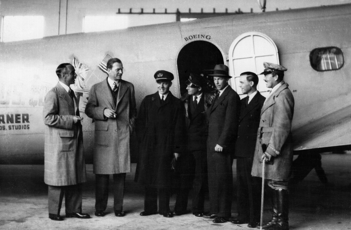  L>R: Tom Campbell Black and Charles Scott (1st place), Koene Parmentier and Jan Moll (2nd place), Clyde Pangborn, Reeder Nichols and Colonel Roscoe Turner (3rd place) (State Library VIC) 