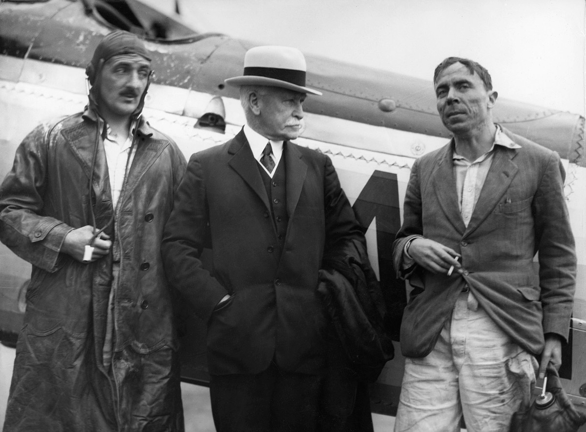  Flying Officer Cyril Davies and Lieutenant Commander Clifford Hill greeted by Sir MacPherson Robertson (finished 11th) 