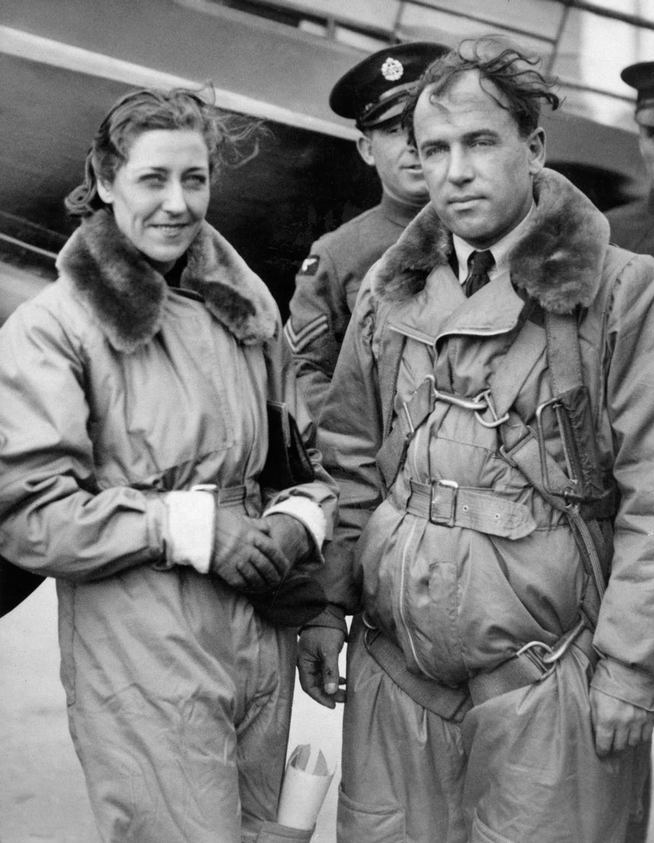  Amy Mollison (Johnson) and Jim Mollison with their de Havilland DH.88 'Black Magic' 