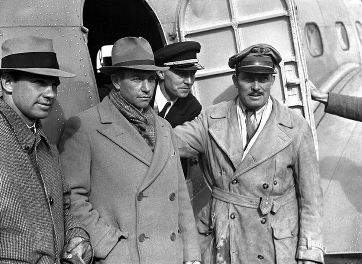  Aircraft mechanic Don Young (L), Clyde Pangborn (C) and Roscoe Turner (R). Reeder Nichols at rear. 