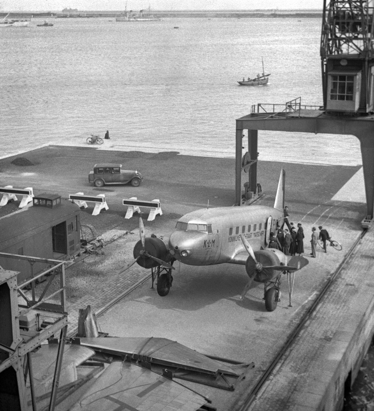  DC-2 (PH-AJU) unloaded at Waalhaven Dock (Rotterdam) 