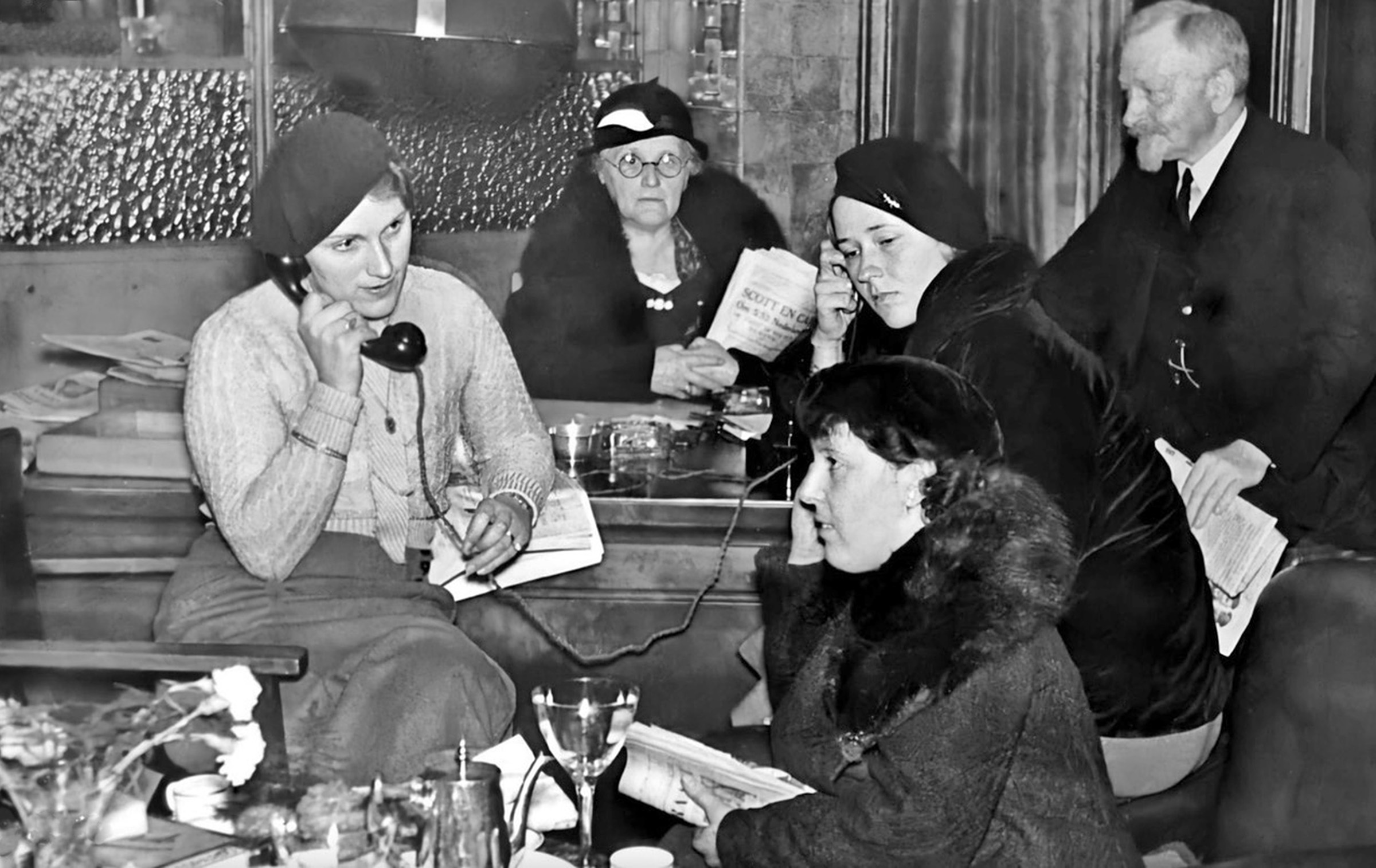  Mrs Parmentier speaking to her husband after the Uiver had landed at the Albury Racecourse 