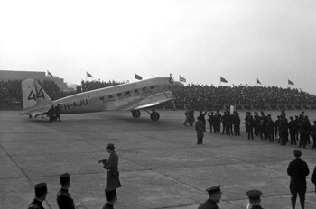  Crowds at Waalhaven Airport to see the KLM 'Uiver' DC-2 depart the Netherlands 