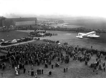  Crowds at Waalhaven Airport to see the KLM 'Uiver' DC-2 depart the Netherlands 