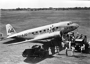 The KLM 'Uiver' DC-2 refuelling at Darwin (Northern Territory Library) 