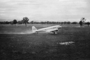  KLM 'Uiver' DC-2 taxiing to drier ground after a failed first takoff attempt on Albury Racecourse 