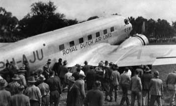  The KLM 'Uiver' DC-2 being readied for takeoff from Albury Racecourse (State Library NSW) 