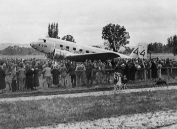  Crowds at Albury Racecourse waiting for the departure of the KLM 'Uiver' DC-2 (E. Hooke) 