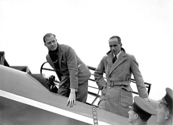  British aviators Charles Scott and Tom Campbell Black in their de Havilland DH.88 'Grosvenor House' 