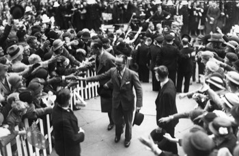  Crowds greet Scott and Campbell Black in Melbourne (State Library ViC) 