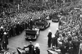  Huge crowds gathered to see the race competitors in Melbourne (State Library ViC) 