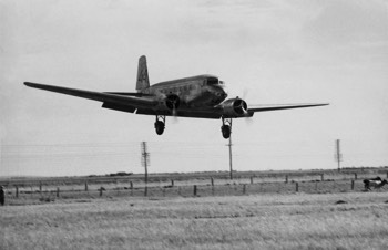  The KLM 'Uiver' DC-2 landing at Laverton (State Library VIC) 