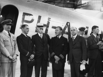  KLM Pilots Jan Moll and Koene Parmentier with race sponsor Sir MacPherson Robertson at Laverton (State Library VIC) 