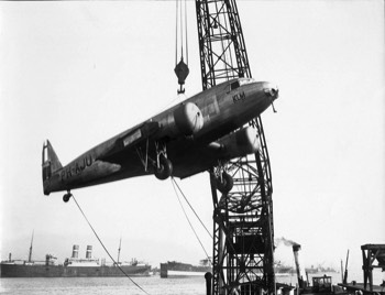  DC-2 (PH-AJU) fuselage being unloaded at Waalhaven Dock (Rotterdam) 