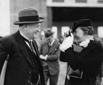  Albury Mayor Alf Waugh and Uiver passenger Thea Rasche at Laverton 