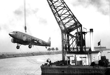  DC-2 (PH-AJU) fuselage being unloaded at Waalhaven Dock (Rotterdam) 
