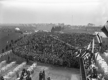  Crowds in the Netherlands waiting for the arrival of the KLM 'Uiver' DC-2 at Schipol Airport (nederlands foto museum) 