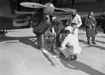  de Havilland mechanics weighing a DH.88 at Mildenhall  