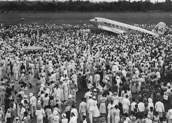  Huge crowds meet the KLM 'Uiver' DC-2 at Surabaya, Java 