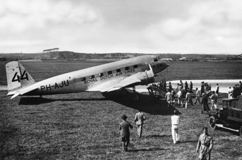  The KLM 'Uiver' DC-2 refuelling at Rome 