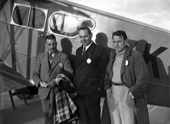  Squadron Leader James Hewett (L), Passenger and photogragher Frank Stewart (C), Flying Officer Cyril Kay (R) and their DH.89 Dragon Rapide 'Tainui' (finished 9th) 