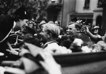  Members of the public enthusiastically welcome Australian Jimmy Melrose in the Melbourne street parade (State Library VIC) 