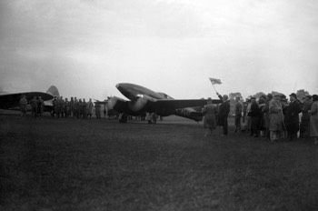  de Havilland DH.88 'Black Magic' on the starting line 