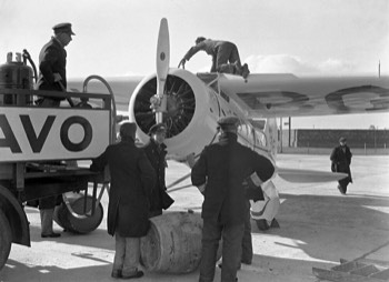  Lockheed Vega 'Puck' being fuelled at Mildenhall (did not finish) 