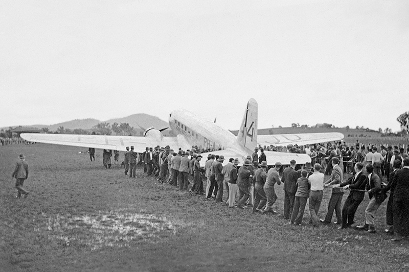 Pulling the bogged Uiver at Albury Racecourse